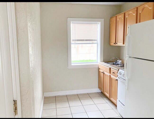 Building Photo - 905 E Fayle