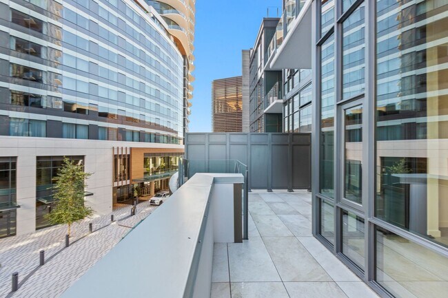 Building Photo - Luxury Executive Condo w/AC in the Heart o...