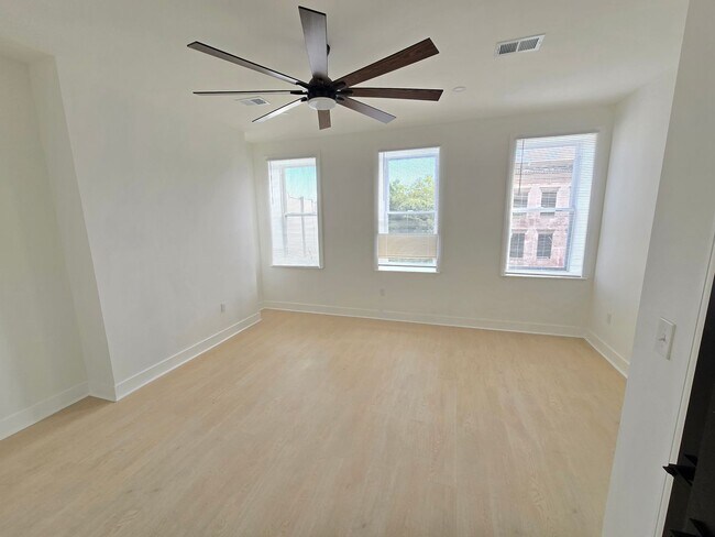 Building Photo - 1012 W Lanvale St