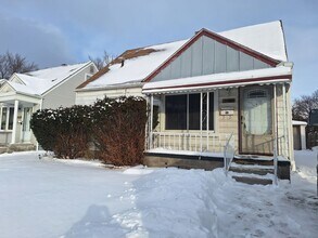 Building Photo - Charming 3 bedroom bungalow freshly updated