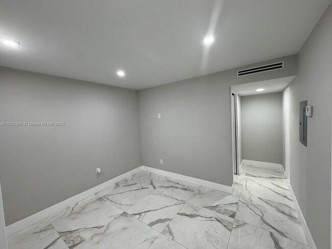 Building Photo - 15011 Coconut Ct