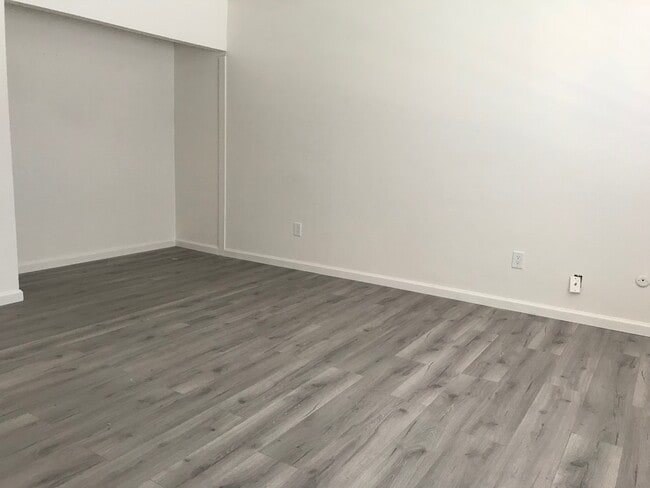 Building Photo - NEWLY RENOVATED SOUTHWEST STYLE!
