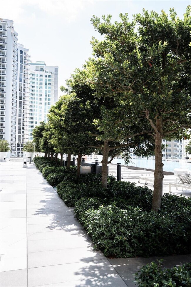 Building Photo - 495 Brickell Ave