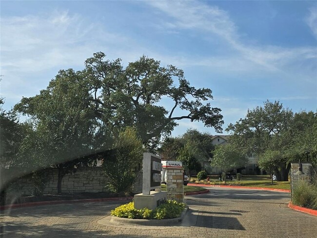 Building Photo - 13800 Lyndhurst St