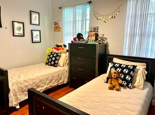 Building Photo - 4110 NE 24th St