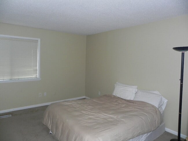 Building Photo - 204 Oak Tree Dr