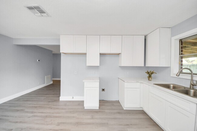Building Photo - 10171 NW Park Dr