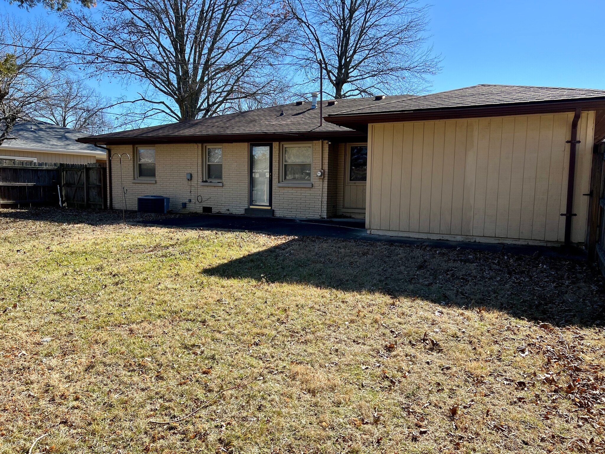 Building Photo - 6600 E Oak St