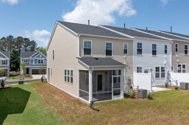 Building Photo - 5715 Woodlawn Dr