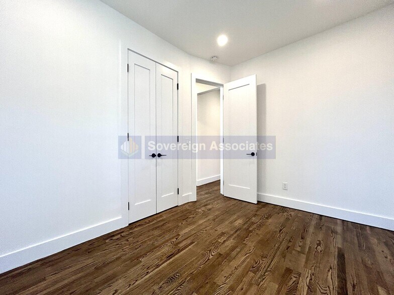 Building Photo - 45 Tiemann Pl