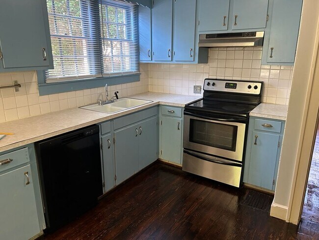 Building Photo - 2300 Rosewood Ave