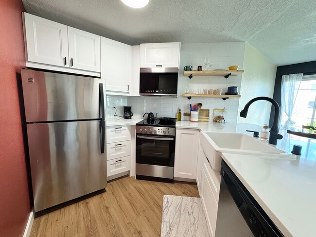 Building Photo - Updated, light flooded corner 1 bedroom 1 bath condo in Madison Valley