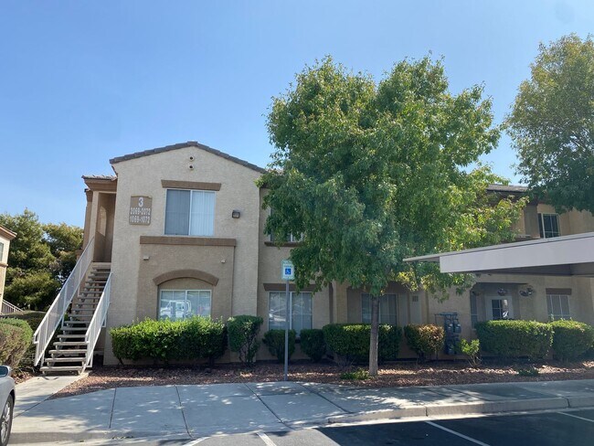 Building Photo - Three bedroom unit on the 2nd floor of gated SE community with pool/spa