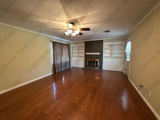 Building Photo - Spacious 4 bedrooms 2 bathrooms home