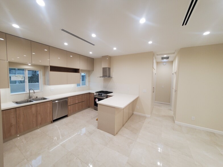 Building Photo - 3944 Vista Ct