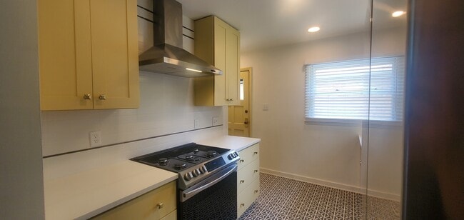 Building Photo - 425 Ingleside Ave