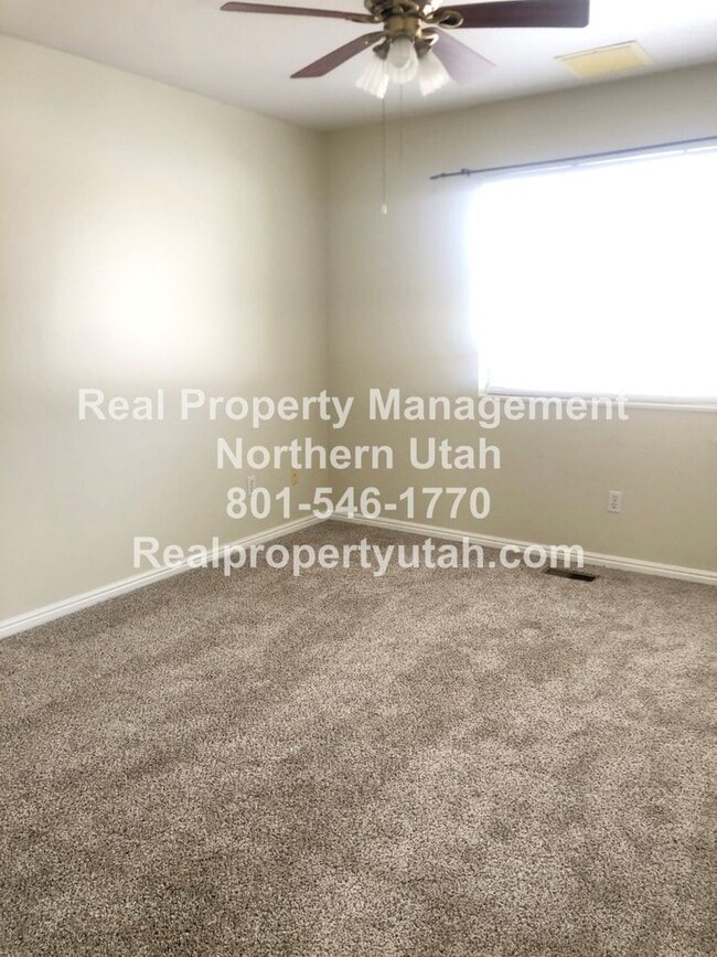 Building Photo - 4 Bedroom 2.5 Bathroom House In Layton Available!