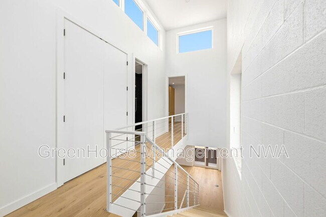 Building Photo - 840 SE 8th St