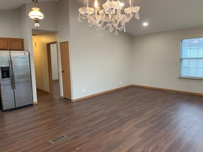 Building Photo - 640 Le Parc Cir