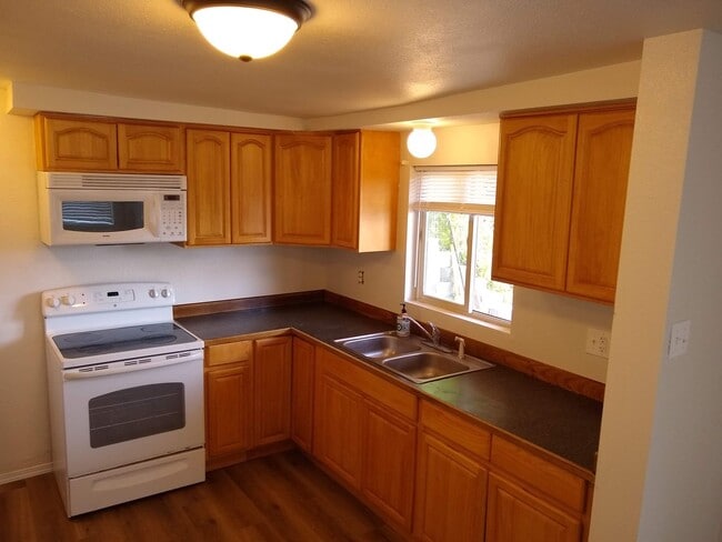 Building Photo - Retsil Rd. Duplex