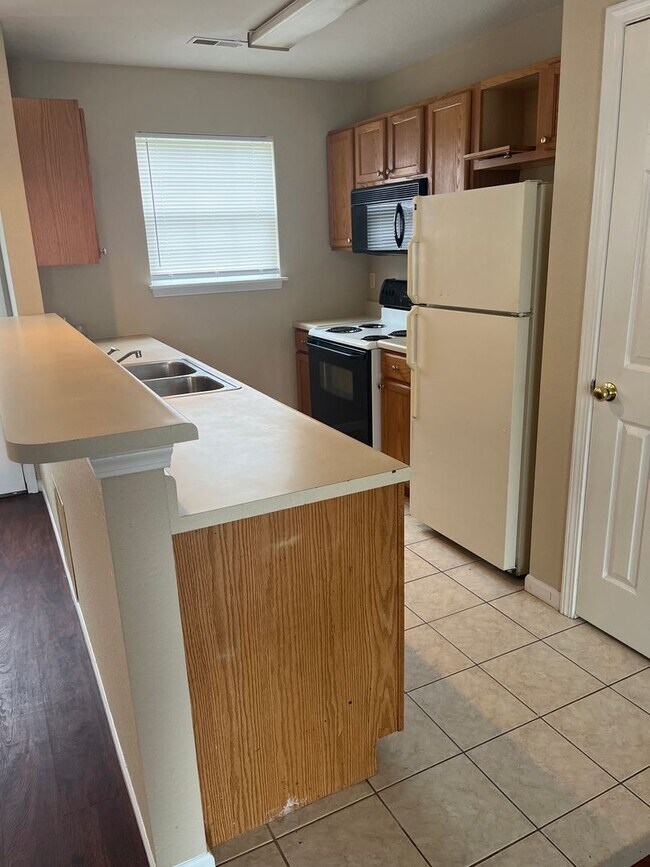 Building Photo - 725 Demaret Dr