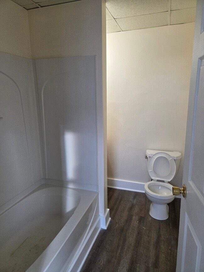 Building Photo - 1 S Main St