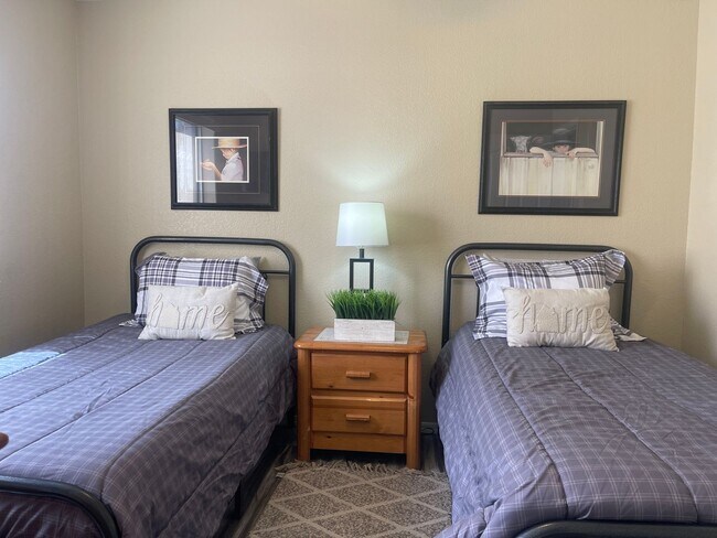 Building Photo - Fully furnished Rental Available Now