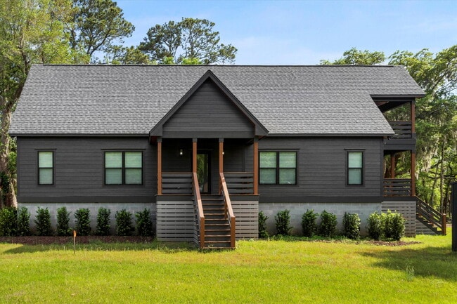 Building Photo - "Spacious 4-Bed Oasis with Guest Suite on Johns Island - Your Dream Home Awaits!"