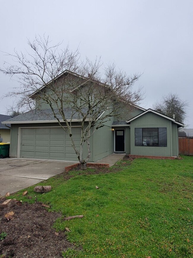 Building Photo - 3 bedroom - recently renovated home
