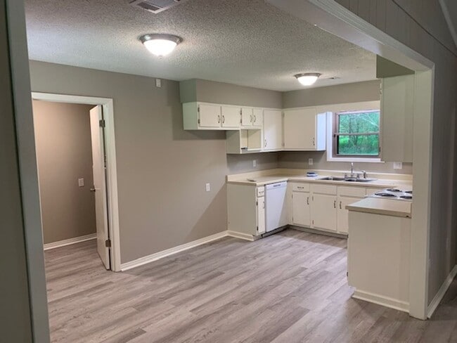 Building Photo - Renovated 3 Bedroom 2 Bath Home for Rent!!