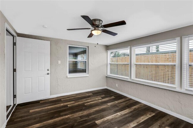 Building Photo - 1415 Classic Dr