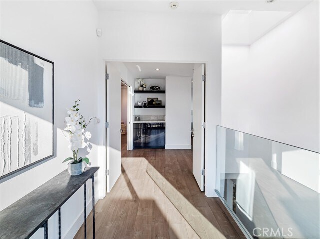 Building Photo - 2287 Sunset Plaza Dr