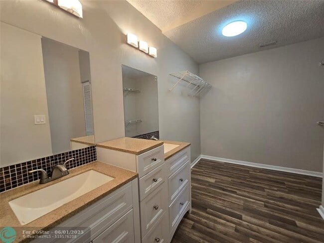 Building Photo - 4455 Carambola Cir N