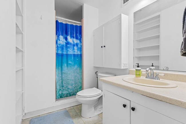 Building Photo - Charming 1BR Condo in Honolulu