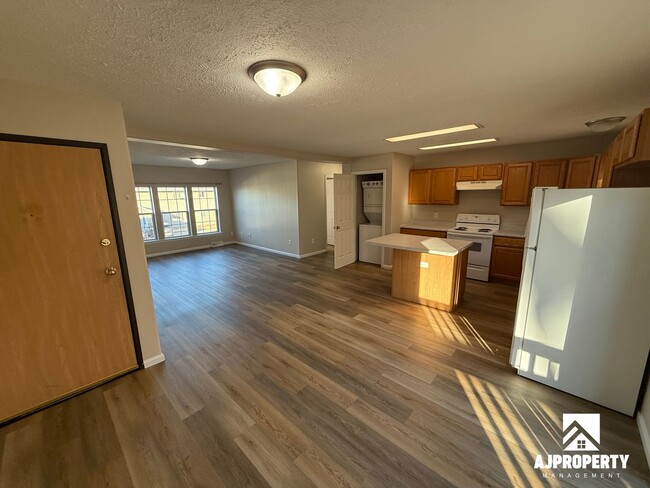 Building Photo - 931 S Newcomb Ave