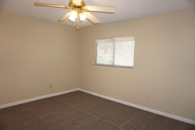 Building Photo - 3 Bedroom 3 Bath Townhome located in Arlin...