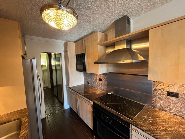 Building Photo - Spacious 1 Bed/1 Bath/1 Parking at La Casa...