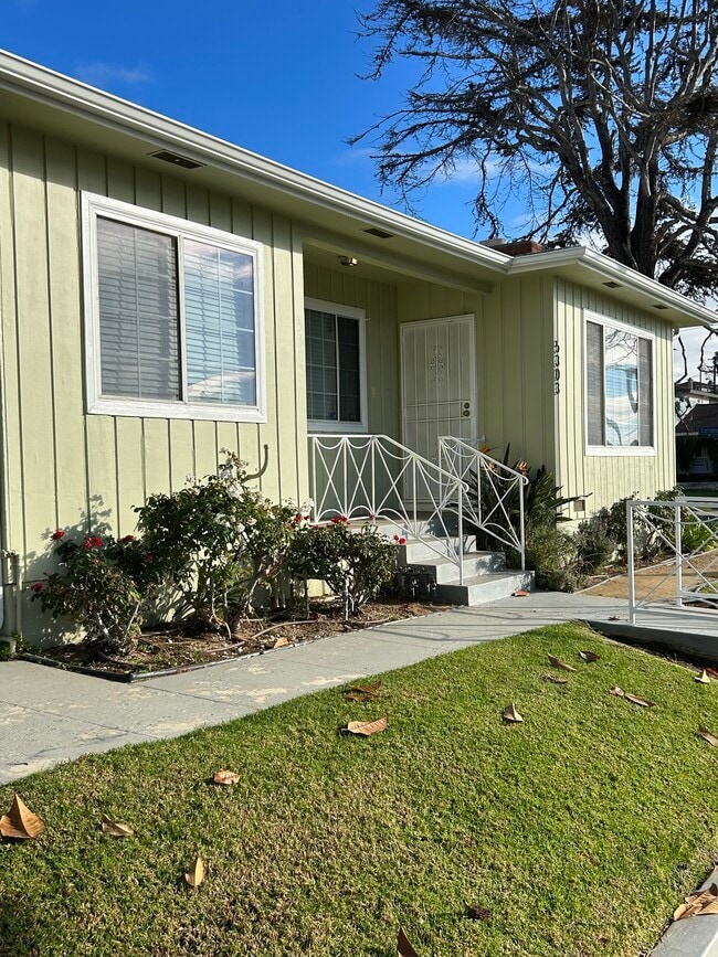 Front yard and entrance at Slauson Avenue. - 5303 W Slauson Ave