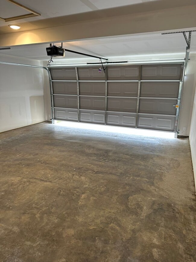 Building Photo - Pre-Leasing Now! Discover Spacious Living in This 4-Bedroom, 2-Bath Cabot Home