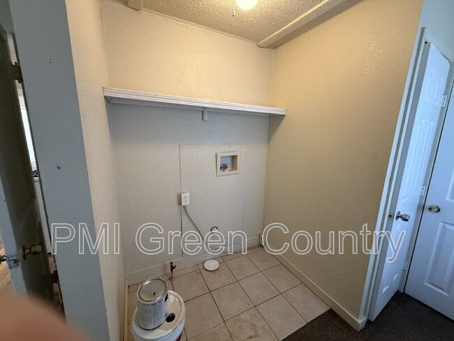 Building Photo - 2432 N Quincy Ave