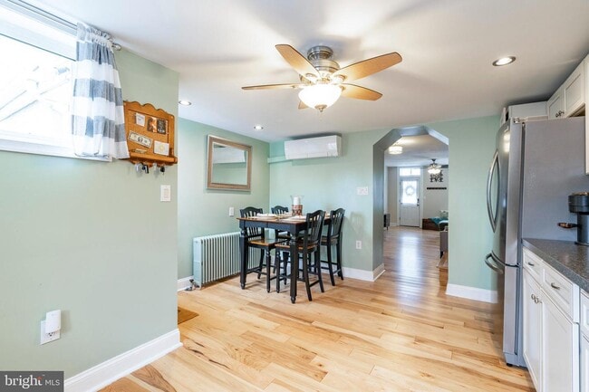 Building Photo - 225 W 6th Ave