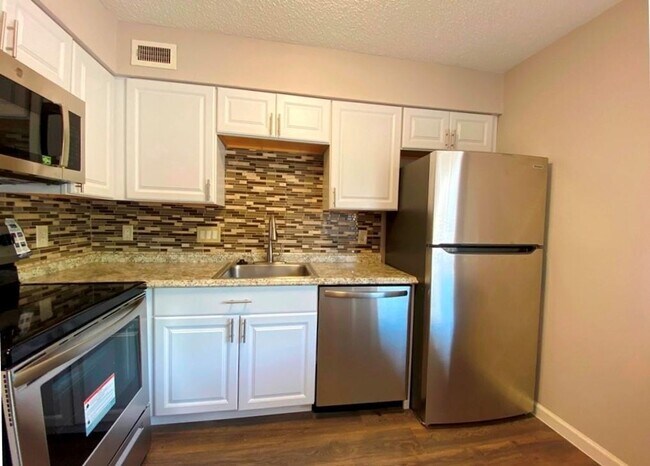 Building Photo - The Silverado Condominiums have plenty of ...