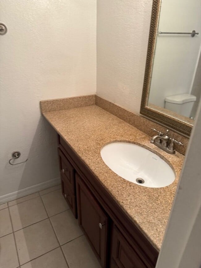 Building Photo - Lexington Place 2 bedroom Condo