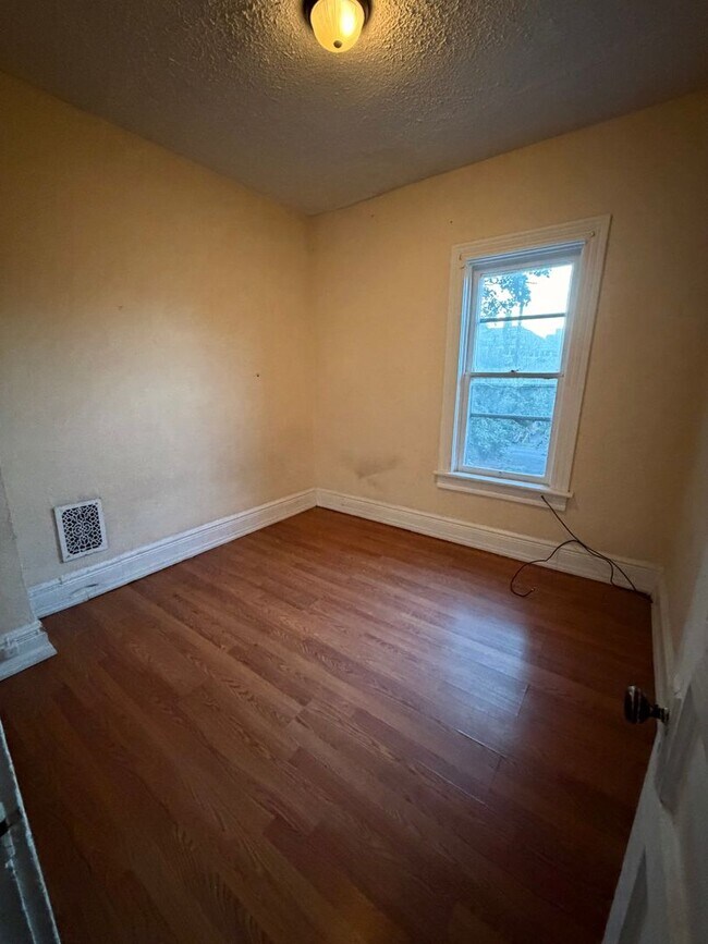 Building Photo - 2526 Beale Ave