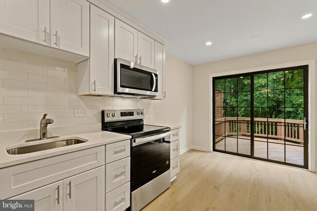 Building Photo - 7937 Valleyfield Dr