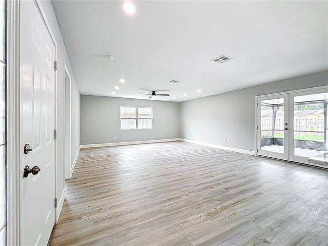 Building Photo - 8676 Hillside Dr
