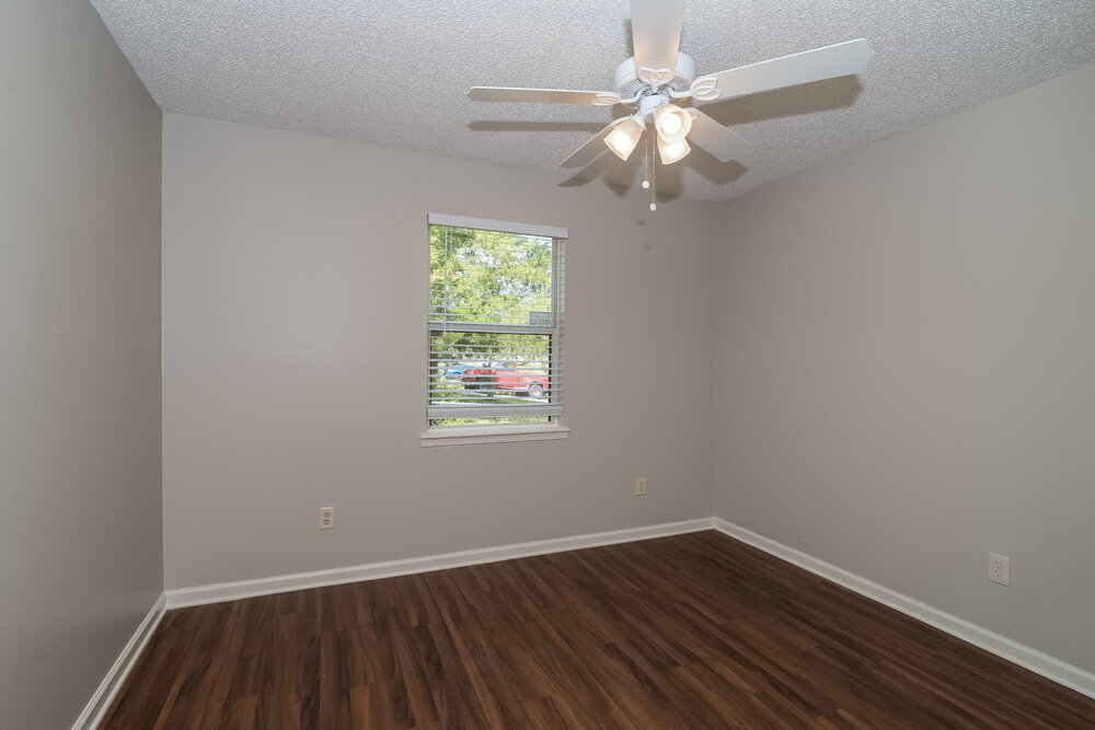 Building Photo - 3032 Twin Oak Dr S