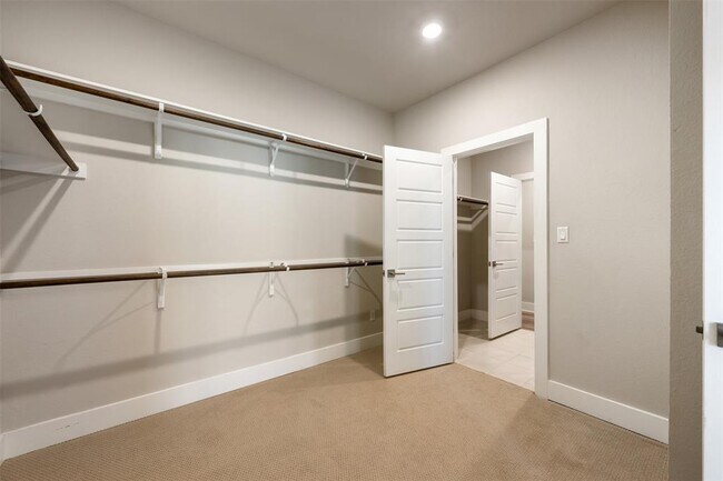 Building Photo - 2104 Prairie Oaks Dr