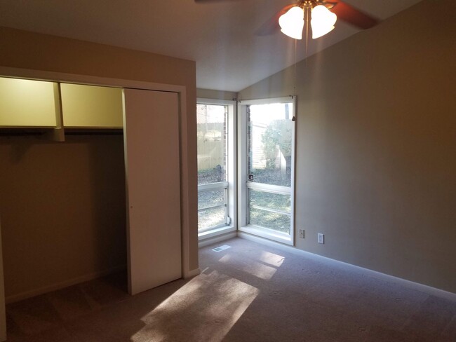 Building Photo - Charming 3BD/2BA Two-Story Home with Pictu...
