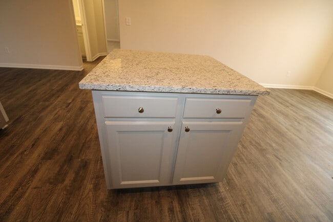 Building Photo - 578 Brushwood Dr